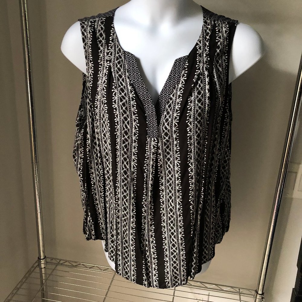 Sleeveless black pattern blouse 2X workwear